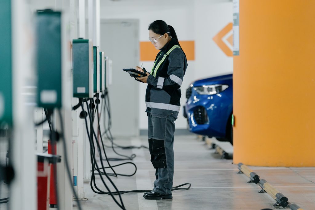 Illustration de maintenance des bornes de recharge de véhicule électrique de Ze-Watt