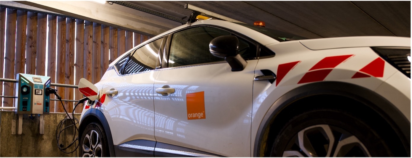 Illustration partenaire Orange avec véhicule électrique et borne de recharge de Ze-Watt