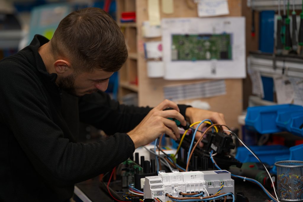 Illustration de technicien en maintenance d'une borne de recharge de Ze-Watt