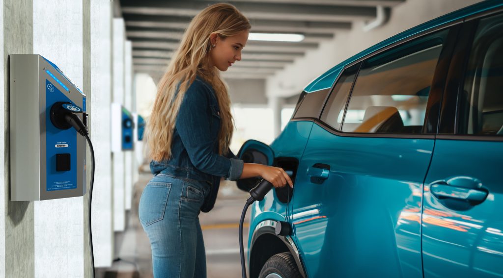 Illustration de véhicule électrique et borne de recharge de Ze-Watt