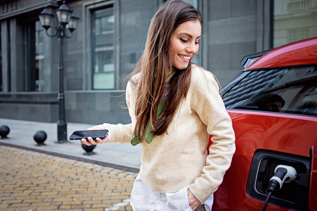 Illustration de véhicule électrique en recharge Ze-Watt