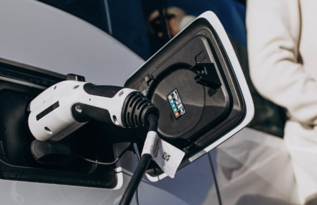 Illustration de véhicule électrique en recharge Ze-Watt