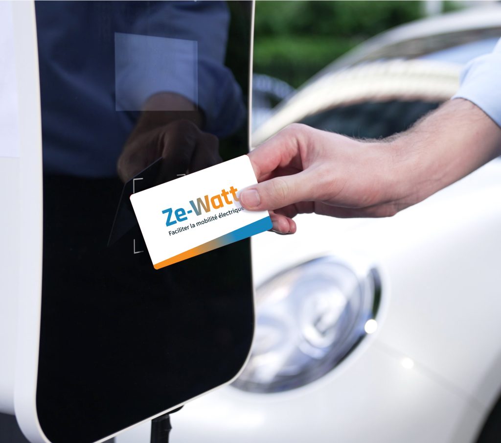 Borne de recharge avec un badge Ze-Watt