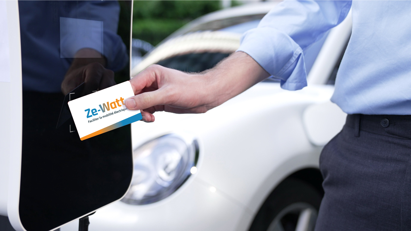Borne de recharge avec un badge Ze-Watt