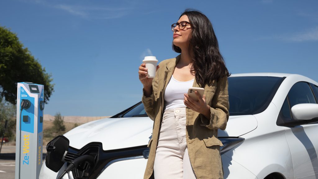 Borne de recharge de Ze-Watt qui recharge un véhicule électrique