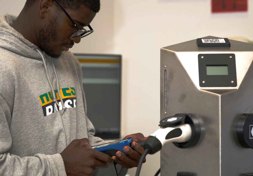 Borne de Ze-Watt avec technicien qui teste une borne de recharge