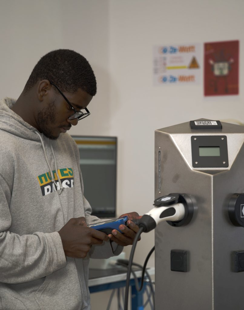 Un technicien Ze-Watt teste une borne Ze-Watt