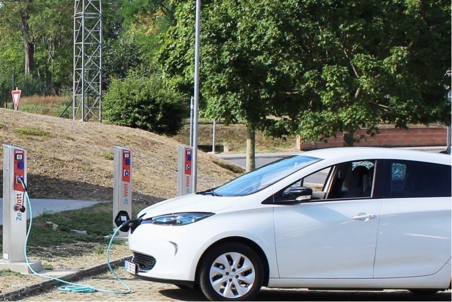 Véhicule en recharge sur une borne Ze-Watt