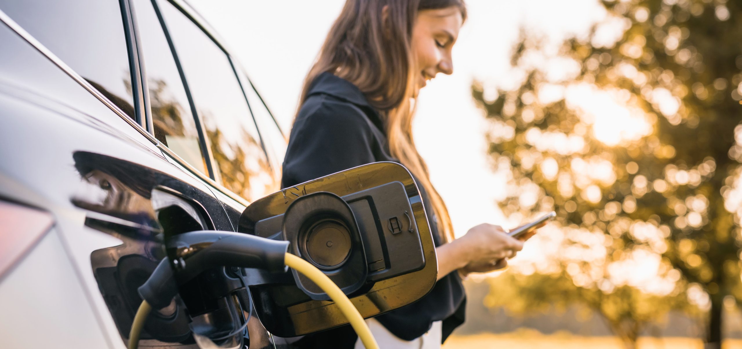 femme véhicule électrique